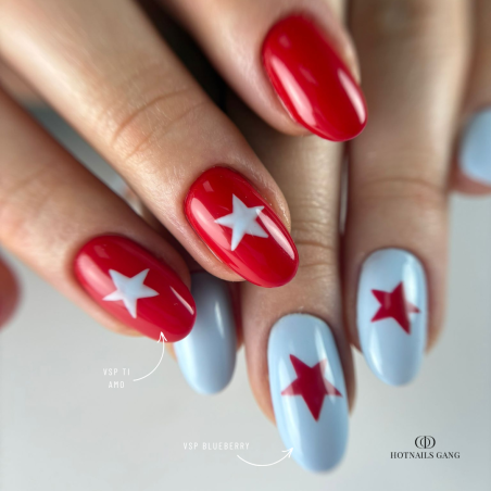 Pose réalisée avec le vernis semi-permanent Ti Amo, rouge intense