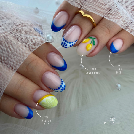 Pose d'ongles en amandes avec le vernis semi permanent Ocean Eyes, bleu égyptien