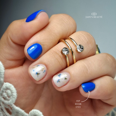 Pose d'ongles courts avec le vernis semi permanent Ocean Eyes, bleu égyptien