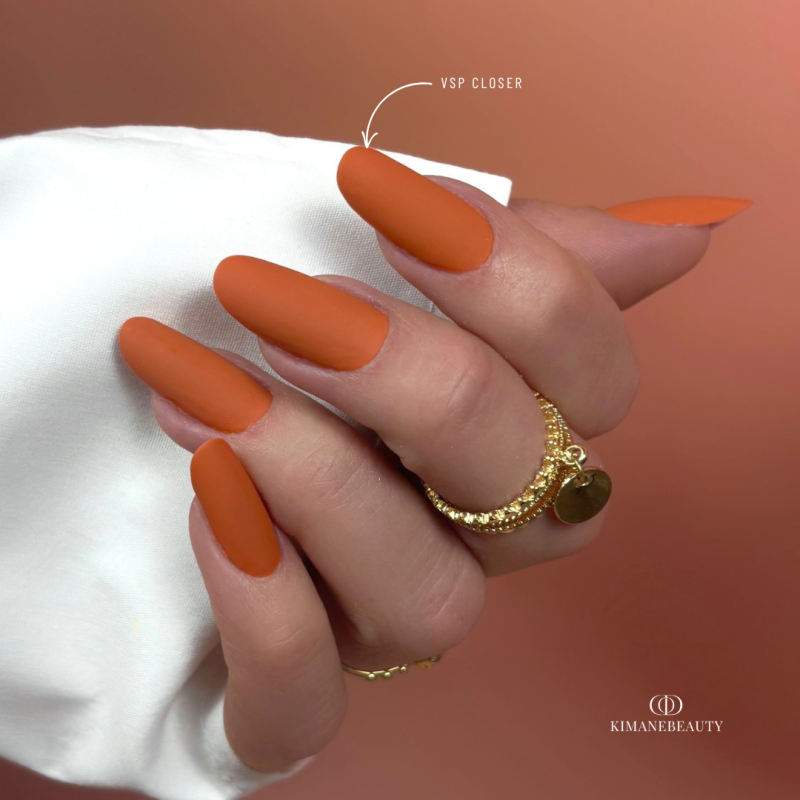Pose d'ongles en amandes avec le vernis semi permanent Closer, terracotta chaud