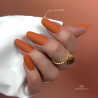 Pose d'ongles en amandes avec le vernis semi permanent Closer, terracotta chaud