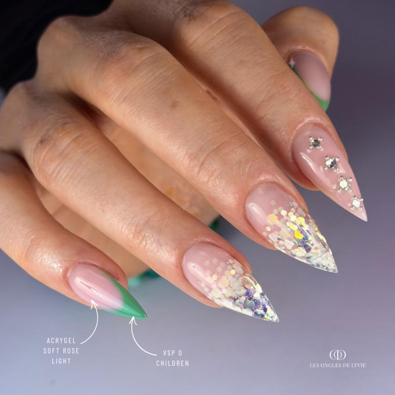 Pose d'ongles avec le vernis semi permanent O Children, vert argile