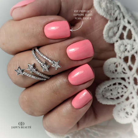 Pose d'ongles carrée avec le vernis semi permanent Promise, rose orangé néon