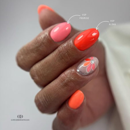 Pose d'ongles en amandes avec le vernis semi permanent Promise, rose orangé néon