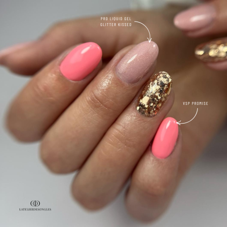 Pose d'ongles en amandes avec le vernis semi permanent Promise, rose orangé néon
