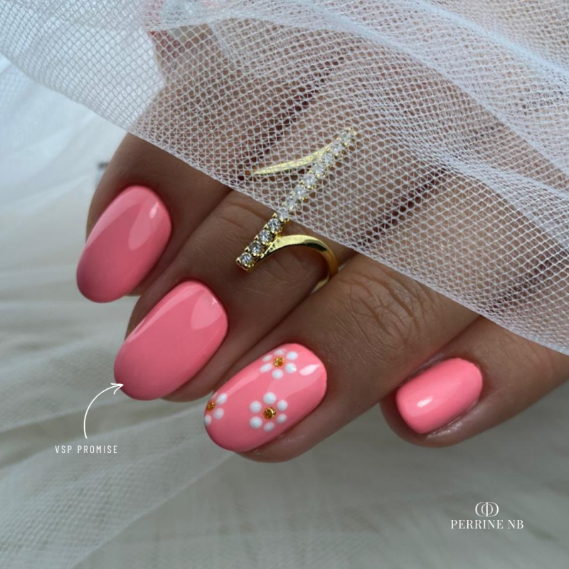 Pose d'ongles ovales avec le vernis semi permanent Promise, rose orangé néon