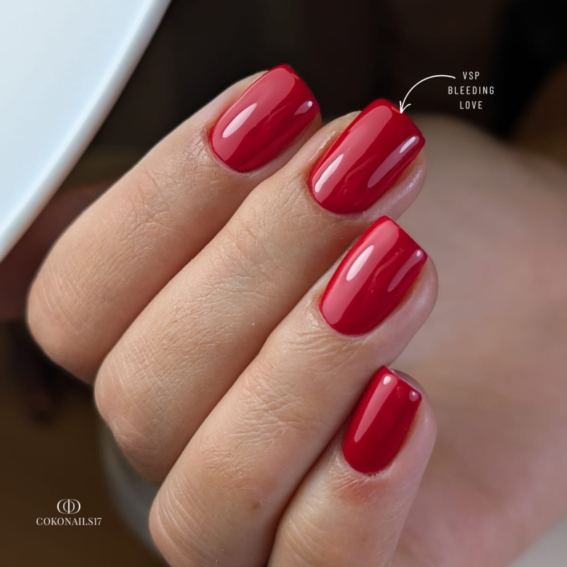 Pose d'ongles avec le vernis semi permanent Bleeding Love, rouge profond