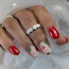 Pose d'ongles avec le vernis semi permanent Bleeding Love, rouge profond