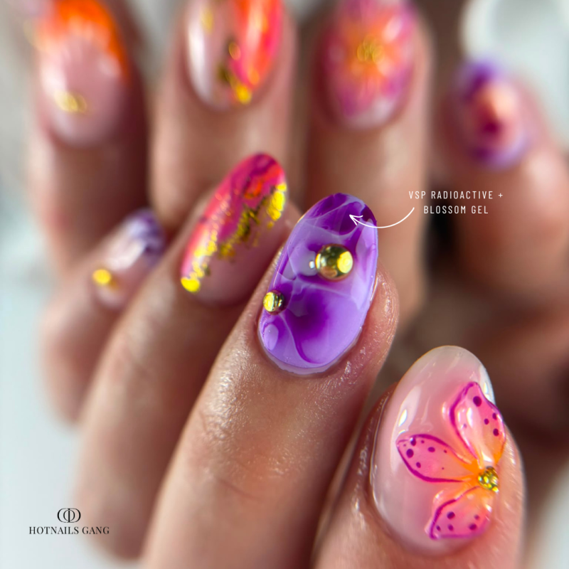 Pose d'ongles en amandes avec le vernis semi permanent Radioactive, violet électrique