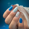 Pose d'ongles avec le vernis semi permanent Sapphire Dust Cat Eye, pastel bleu réflective