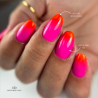 Pose d'ongles en amandes avec le vernis semi permanent Me And You, rose néon