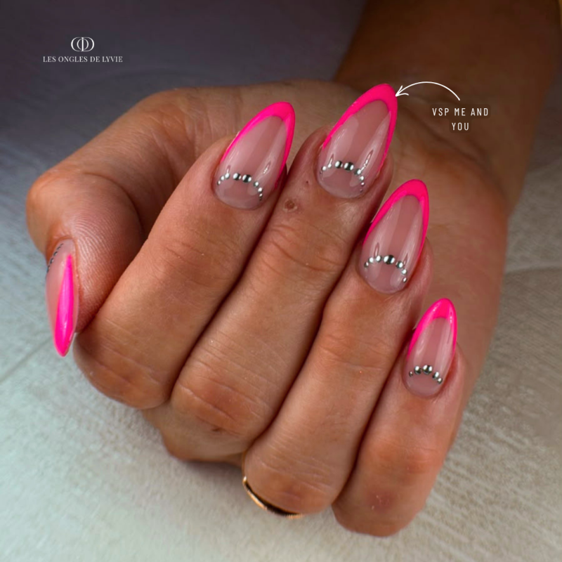Pose d'ongles en amandes avec le vernis semi permanent Me And You, rose néon