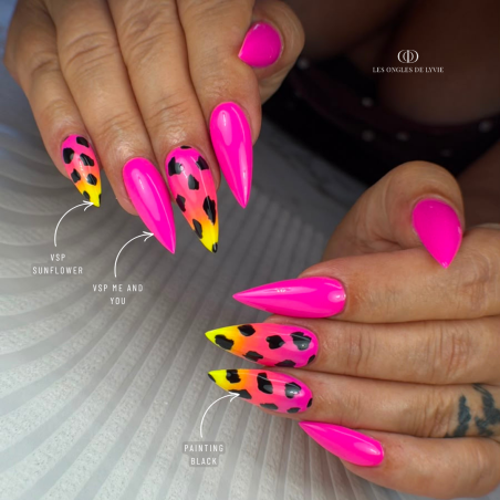 Pose d'ongles stilettos avec le vernis semi permanent Me And You, rose néon