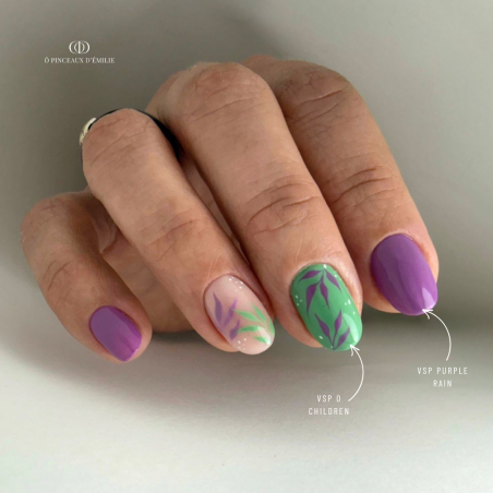 Pose en amandes avec le vernis semi permanent Purple Rain, violet froid électrique