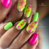 Pose en amandes avec le vernis semi permanent Fireflies, vert pastel fluo
