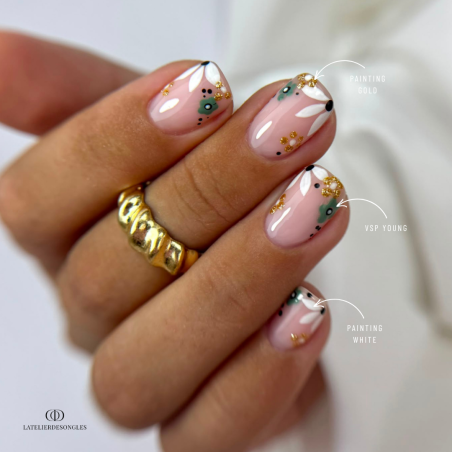 Pose d'ongles avec nail art avec le vernis semi permanent Young, vert kaki clair