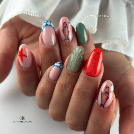 Pose d'ongles en amandes avec le vernis semi permanent Young, vert kaki clair
