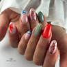 Pose d'ongles en amandes avec le vernis semi permanent Young, vert kaki clair