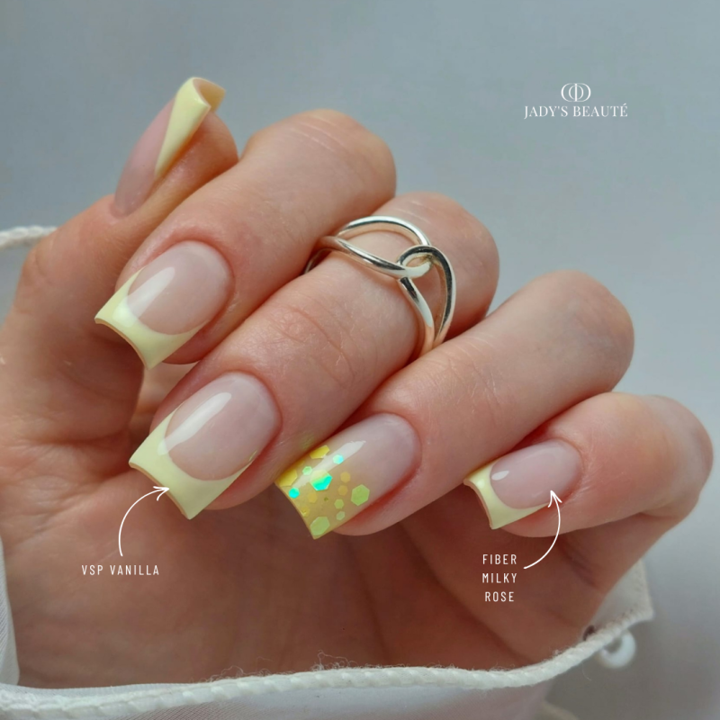 Pose carrée avec le vernis semi permanent Vanilla, jaune pastel