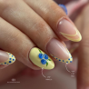 Pose en amandes avec le vernis semi permanent Vanilla, jaune pastel