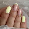 Pose ovale avec le vernis semi permanent Vanilla, jaune pastel