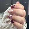 Pose d'ongles avec le vernis semi permanent Dangerous, bordeaux cerise noire