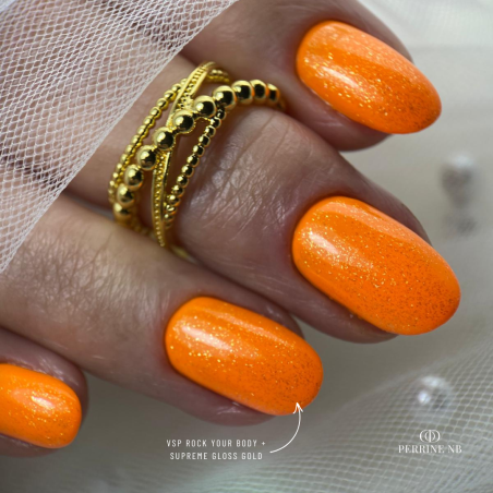 Pose d'ongles ovale avec le vernis semi permanent Rock Your Body, orange mandarine néon