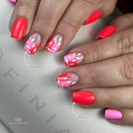 Pose d'ongles carrée avec le vernis semi permanent Lambada, néon corail