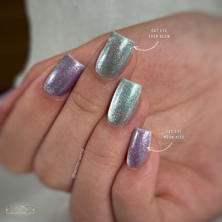 Pose d'ongles carrée avec le vernis semi permanent Cat Eye Ever Glow, vert turquoise pastel