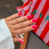 Pose ovale avec le vernis semi permanent Kiss, rose framboise