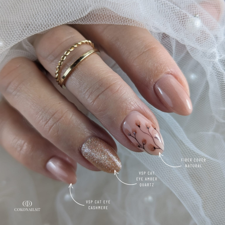 Pose d'ongles en amandes avec le vernis semi permanent Cat Eye Amber Quartz