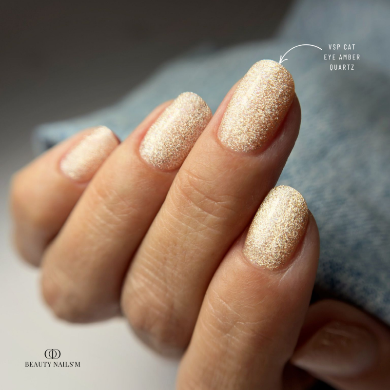 Pose d'ongles en amandes avec le vernis semi permanent Cat Eye Amber Quartz