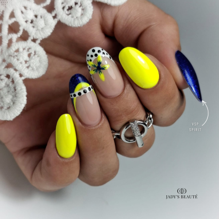 Pose d'ongles avec le vernis semi permanent Spirit, bleu violet électrique pailleté