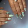 Pose en amandes avec le vernis semi permanent Cat Eye Green Aventurine, vert turquoise pastel réflectif