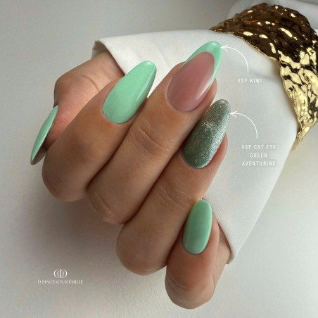 Pose en amandes avec le vernis semi permanent Cat Eye Green Aventurine, vert turquoise pastel réflectif