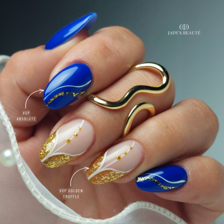 Pose en amandes avec le vernis semi permanent Absolute, bleu roi