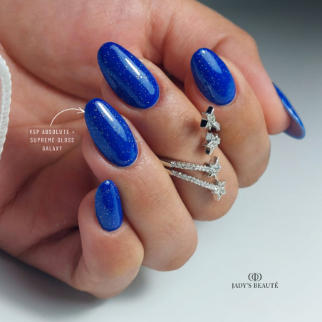 Pose en amandes avec le vernis semi permanent Absolute, bleu roi