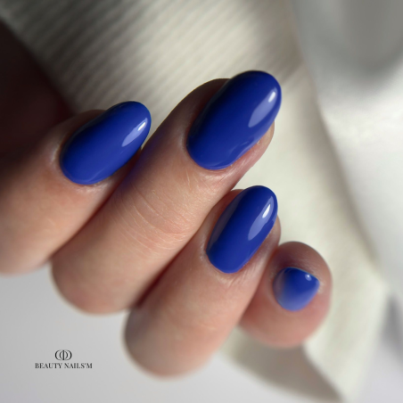 Pose en amandes avec le vernis semi permanent Absolute, bleu roi