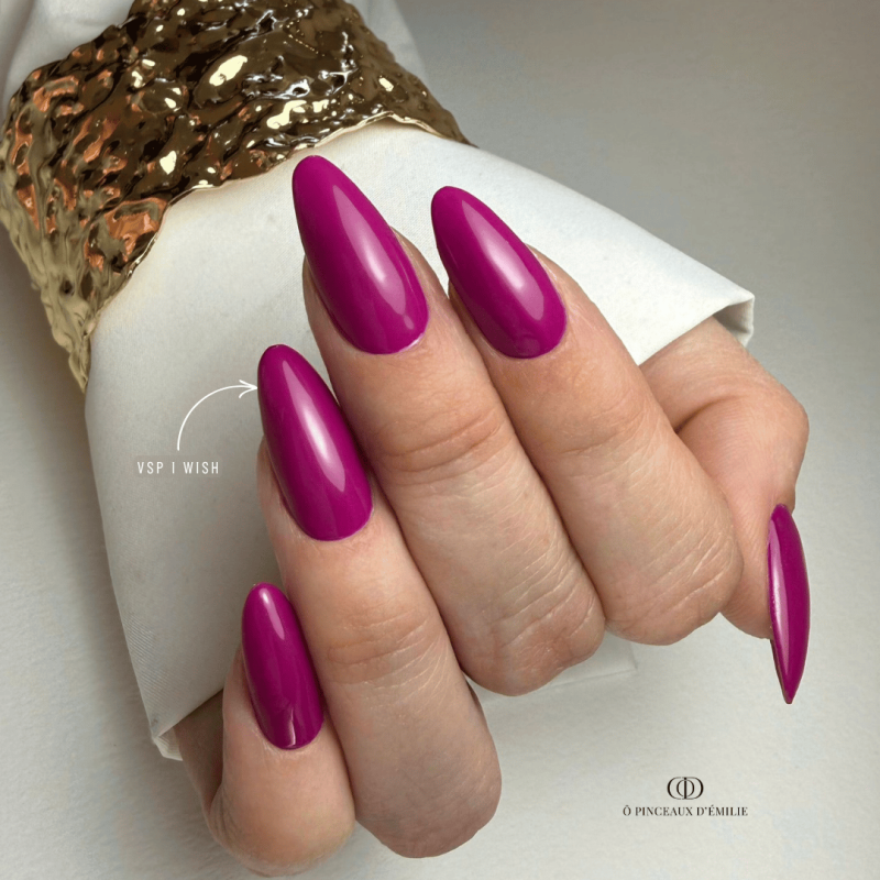 Pose en amandes avec le vernis semi permanent I Wish, fuchsia