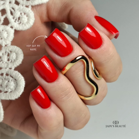 Pose d'ongles carrée avec le vernis semi permanent Say My Name rouge coquelicot