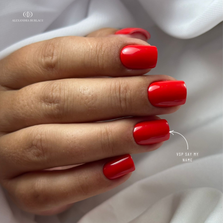 Pose d'ongles carrée avec le vernis semi permanent Say My Name rouge coquelicot