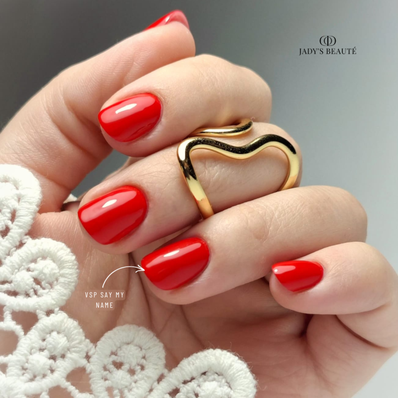 Pose d'ongles ovale avec le vernis semi permanent Say My Name rouge coquelicot