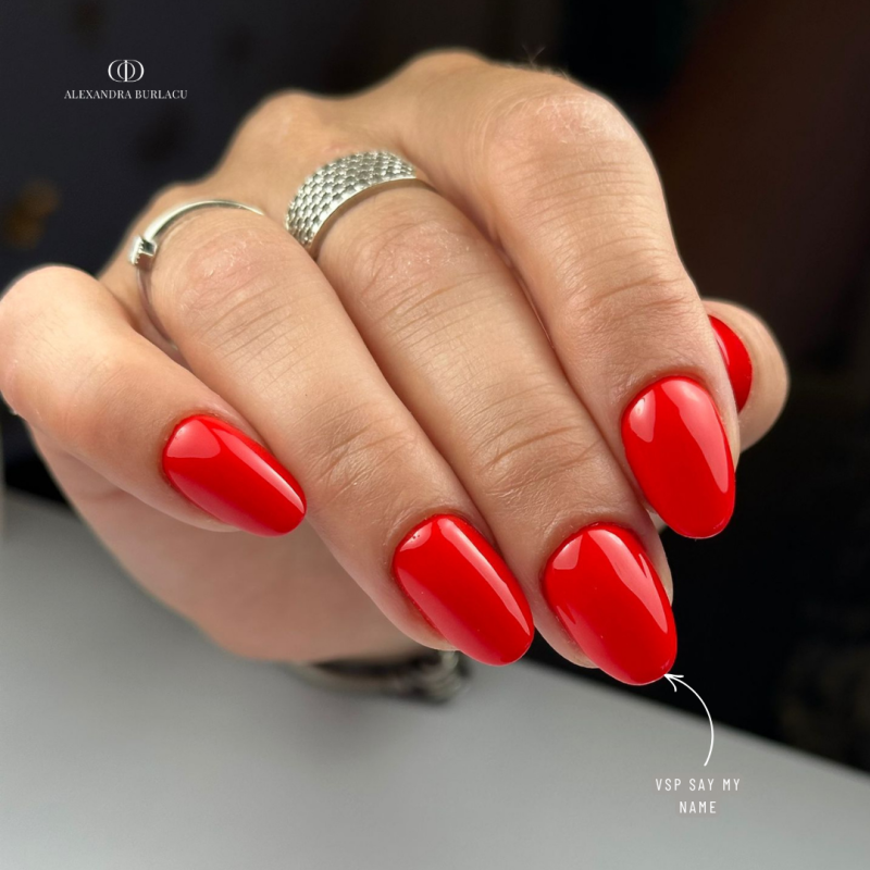 Pose d'ongles ovale avec le vernis semi permanent Say My Name rouge coquelicot