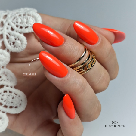 Pose en amandes avec le vernis semi permanent Aloha, orange corail néon