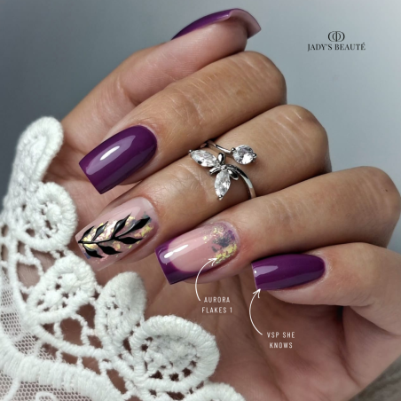 Pose en amandes avec le vernis semi permanent She Knows, violet intense