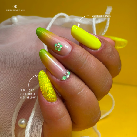 Pose d'ongles en amandes avec le vernis semi permanent Sunflower, néon jaune