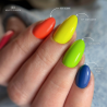 Pose d'ongles en amandes avec le vernis semi permanent Sunflower, néon jaune