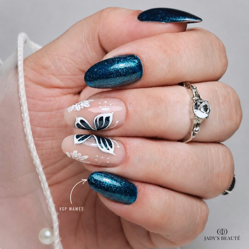 Pose d'ongles en amandes avec le vernis semi permanent Wawes, vert canard pailleté