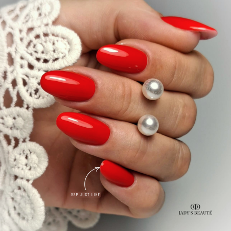 Pose d'ongles en amandes avec le vernis semi permanent Just Like, rouge orangé vif