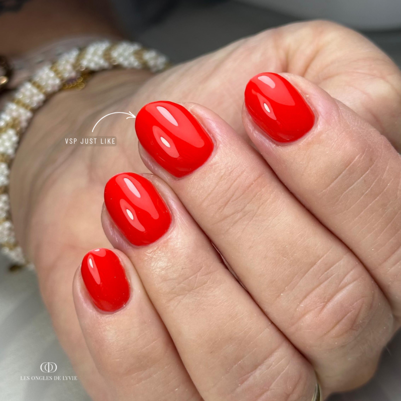 Pose d'ongles ovales avec le vernis semi permanent Just Like, rouge orangé vif